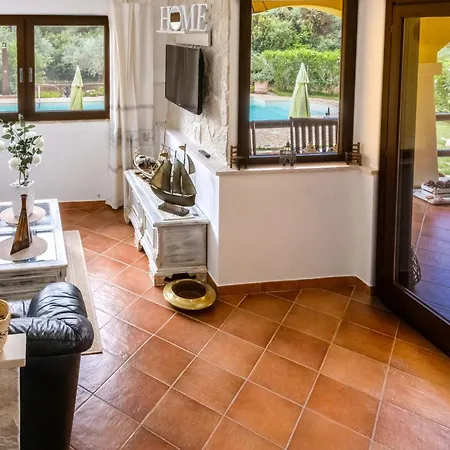 Saige , Piscina Con Idromassaggio Vila